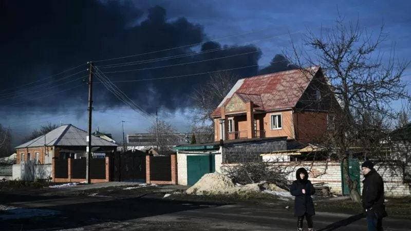 Humo negro sale de un aeropuerto militar en Chuguyev en el marco de la operacion militar rusa en Ucrania.