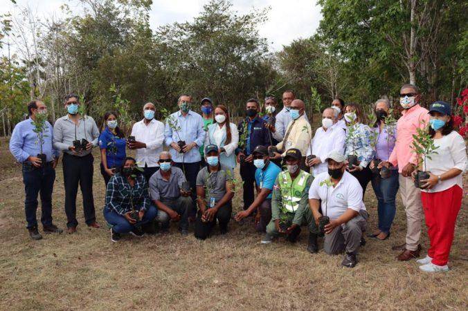 Jorge Mera junto a autoridades de Medio Ambiente y de San Pedro de Macoris.