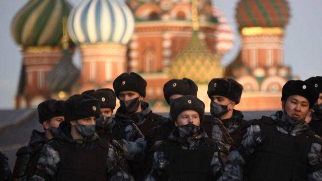 La plaza Roja de Moscu se lleno de agentes de policia.