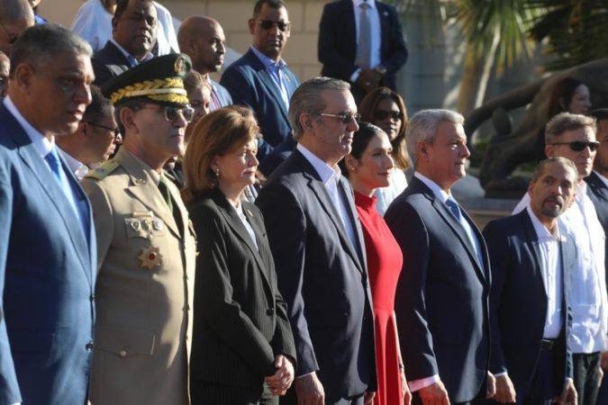 Luis Abinader encabeza acto en honor a la Bandera Nacional