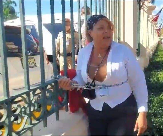 Mujer se encadenó en Palacio Nacional espera Luis Abinader la reciba