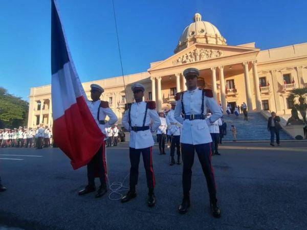 Oficiales sostiene la Bandera Nacional