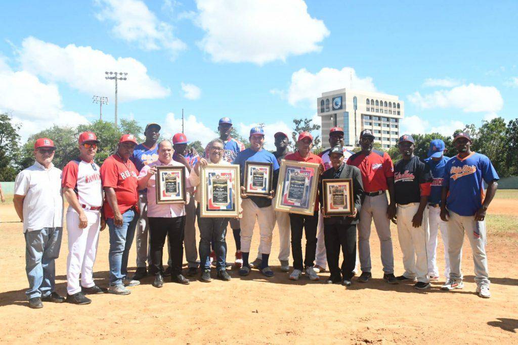 Comité de Viejas Glorias inicia el 42º Torneo Béisbol