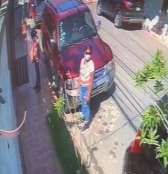 Un robo singular: video muestra cómo señora entrega todo a unos ladrones