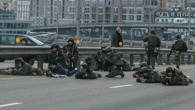 Civiles ucranianos se arman mientras tropas rusas llegan a Kiev