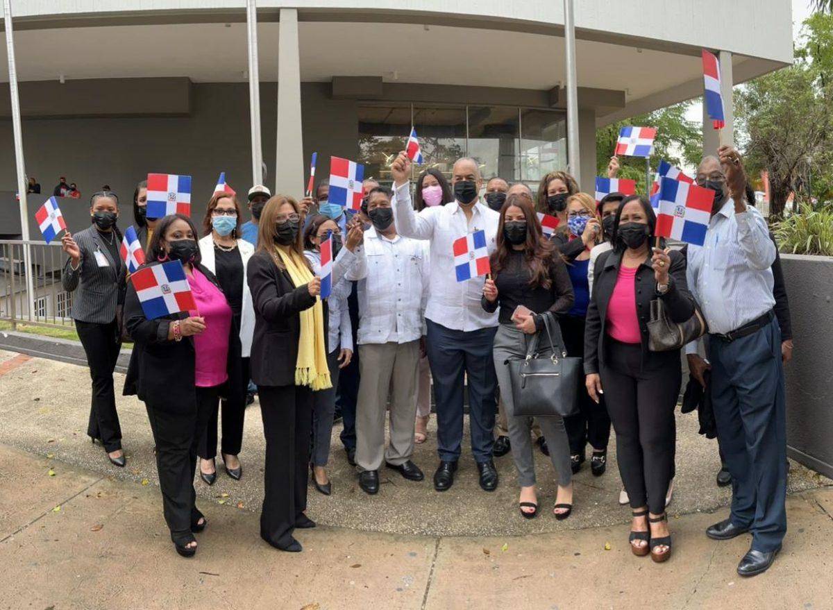 Consulado Dominicano en PR iza bandera por Mes de la Patria