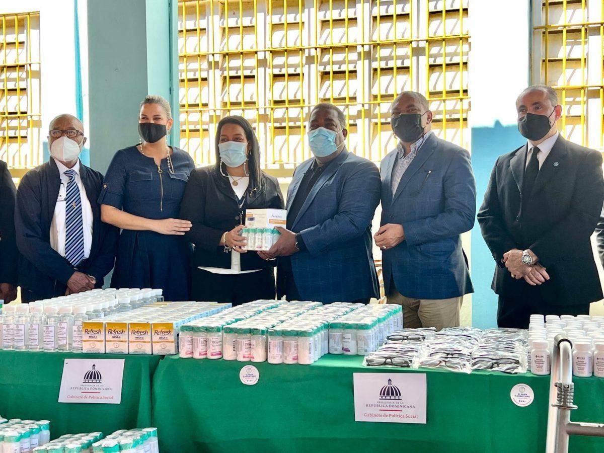 Gabinete Social entrega medicamentos en Rafey Hombres y Mujeres
