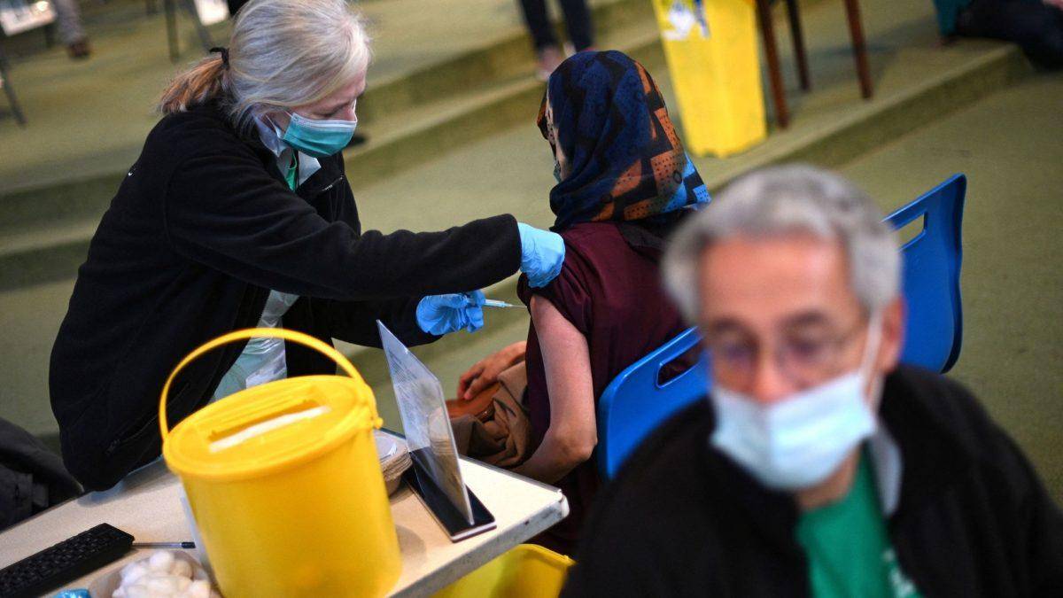 España registra 464 muertos por covid mientras bajan contagios