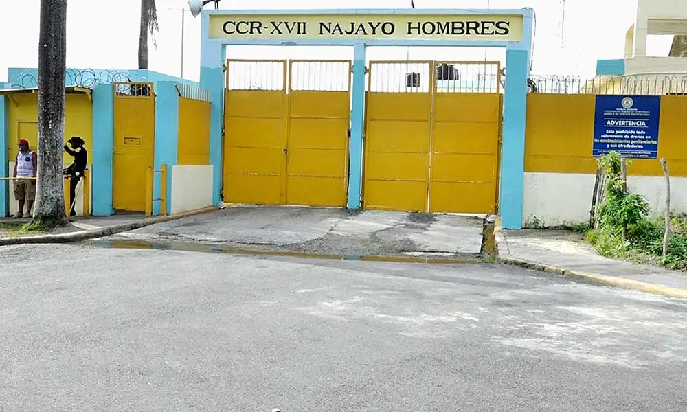 Motín en Najayo Hombres: familiares de internos dicen fue por maltratos de autoridades