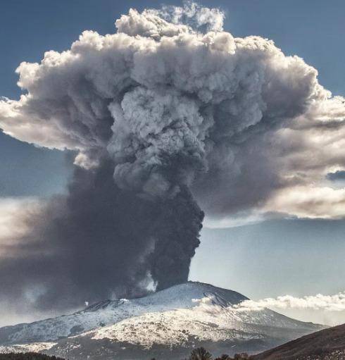 Video: el volcán Etna expulsa nube de ceniza sobre Sicilia