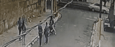 Video: cuatro mujeres neutralizan a un atracador con patadas y trompadas