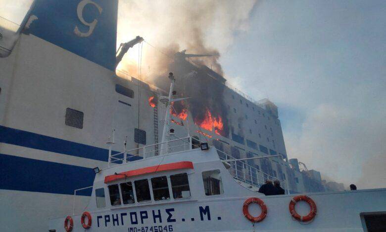 Rescatan con vida dos hombres atrapados en  incendio de ferry en Grecia
