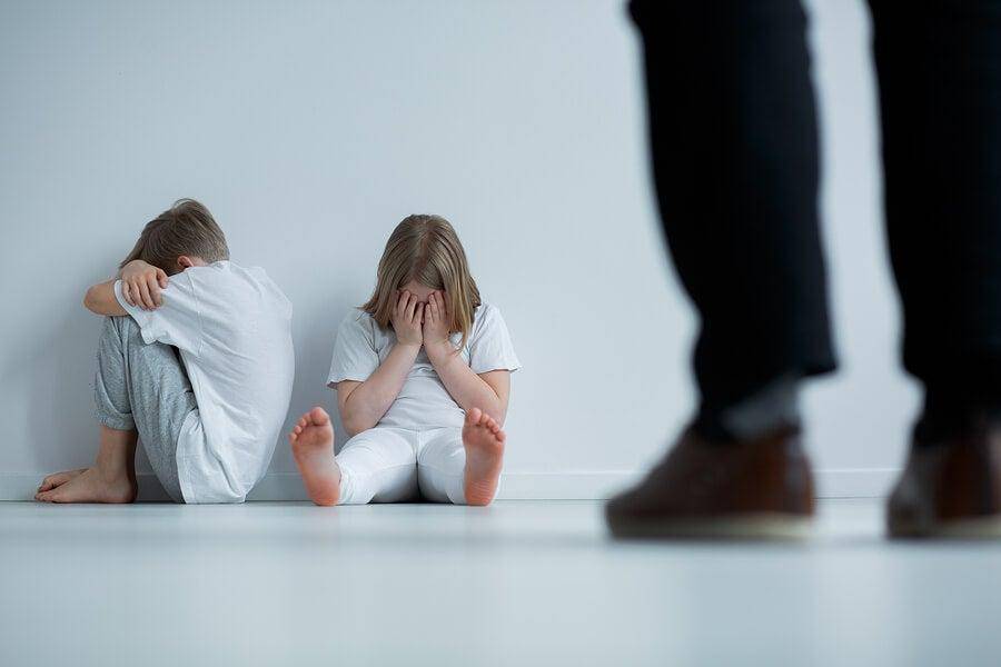 Niños heridos por sobreprotección y maltrato a la vez