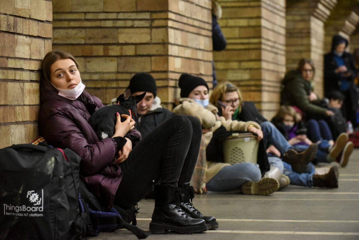 Miles de ucranianos tratan de huir hacia Rumanía y Eslovaquia
