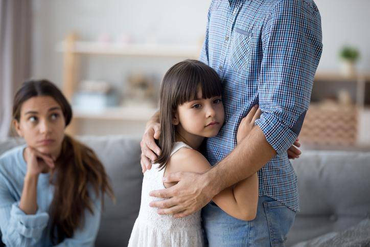 ¿Qué hacer cuando los niños sienten celos hacia los padres?
