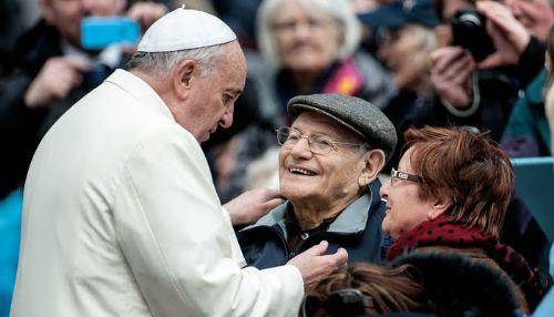 Papa Francisco lamenta se considere a los ancianos como “un peso”
