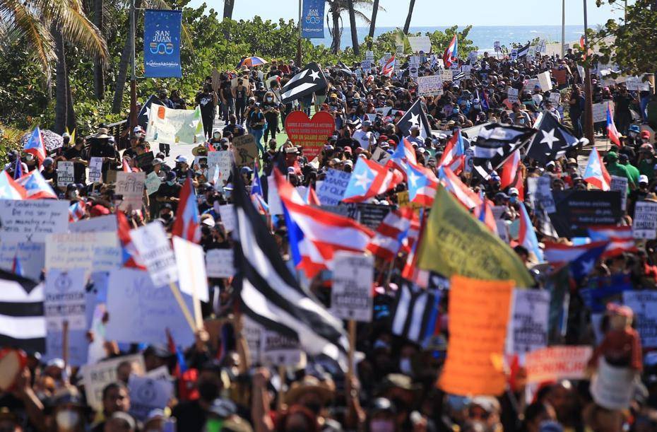 Puerto Rico: Miles de empleados públicos marchan por justicia salarial