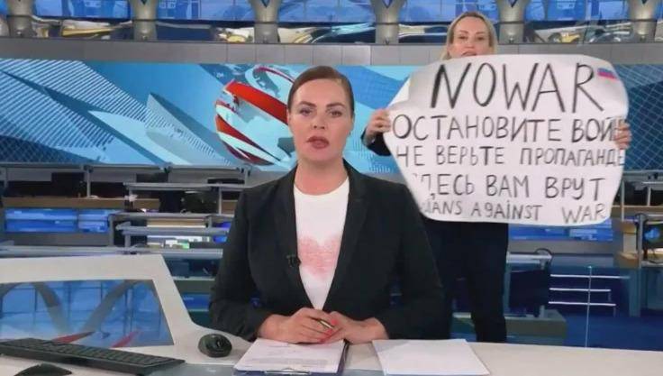 Mujer interrumpe noticiario ruso con cartel antiguerra