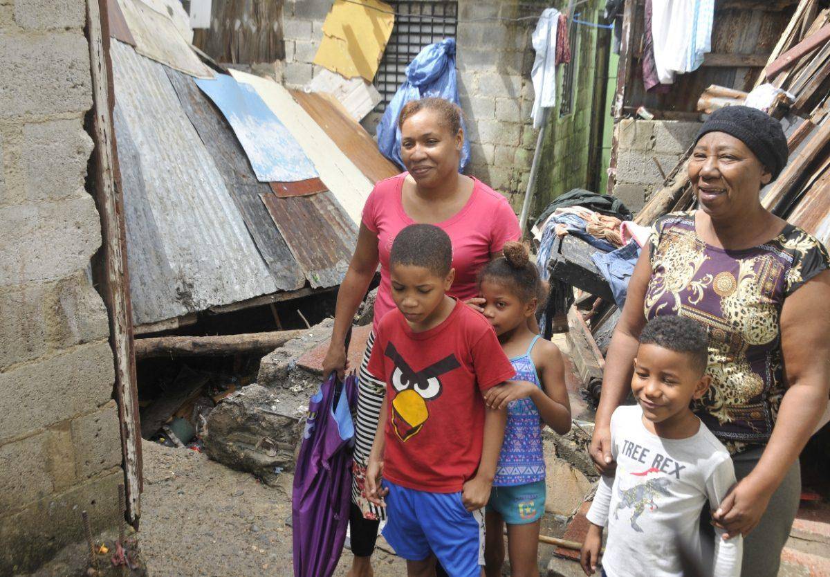 Desborde de cañada en Guajimia afecta 15  casas y familias