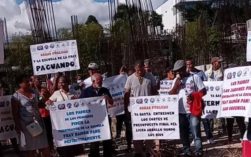Comunidad marcha en reclamo de escuela Pané y de liceo Los Ríos