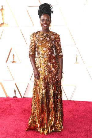 1648420302 144 Lupita Nyongo deslumbra con vestido de Prada con flecos dorados