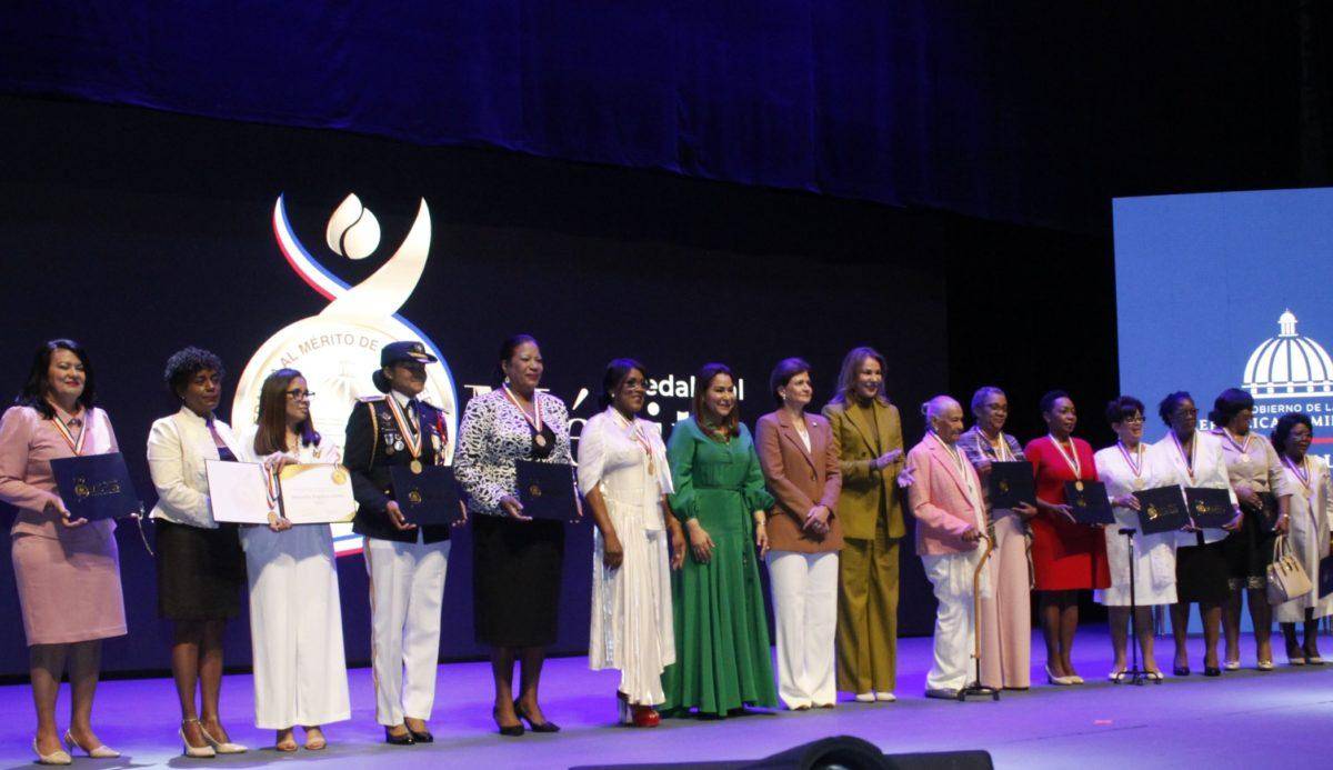 Doce mujeres reciben la Medalla al Mérito de manos del presidente