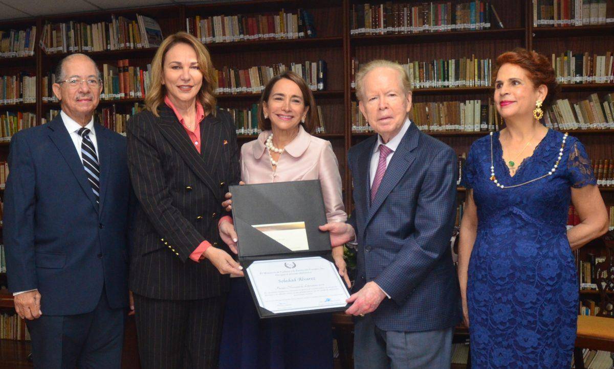 Soledad Álvarez recibe el Premio Nacional de Literatura