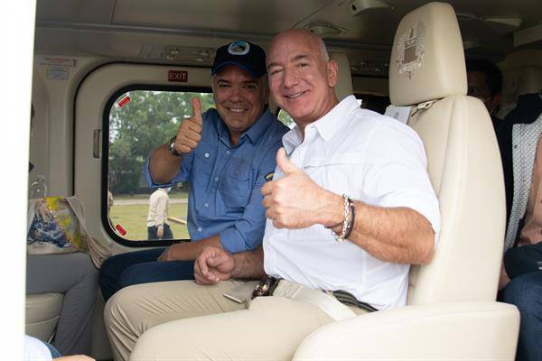Jeff Bezos visita parque de la Amazonía colombiana junto al presidente Duque