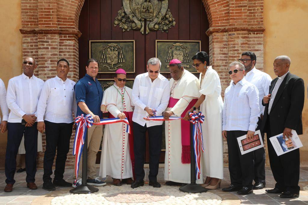 Obispo Castro Marte afirma visitas de Abinader aportan desarrollar región