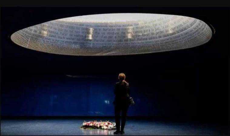 Cerca de la estacion de Atocha en Madrid hay un memorial a las victimas del 11M.