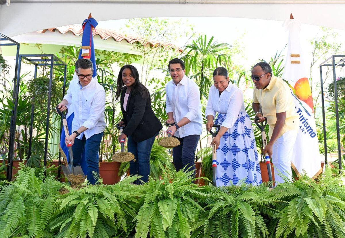 Inauguran parque en Bánica y dan picazo para reconstrucción de aceras