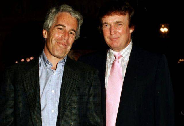 Fotografias de Epstein junto a destacados empresarios o incluso miembros de la realeza eran comunes como esta con Donald Trump en 1997.