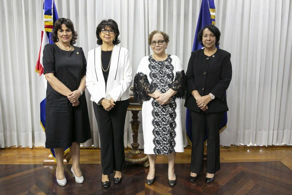 Germán Brito entrega reconocimientos a cuatro mujeres fiscales por trayectoria