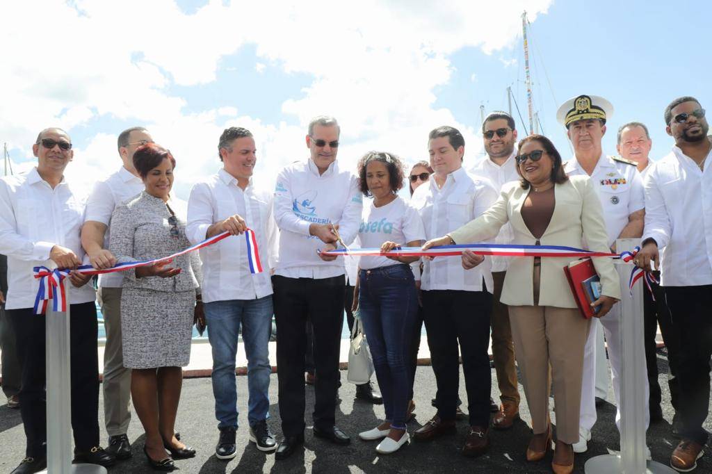 Presidente Abinader le construye muelle a pescadores de Boca Chica