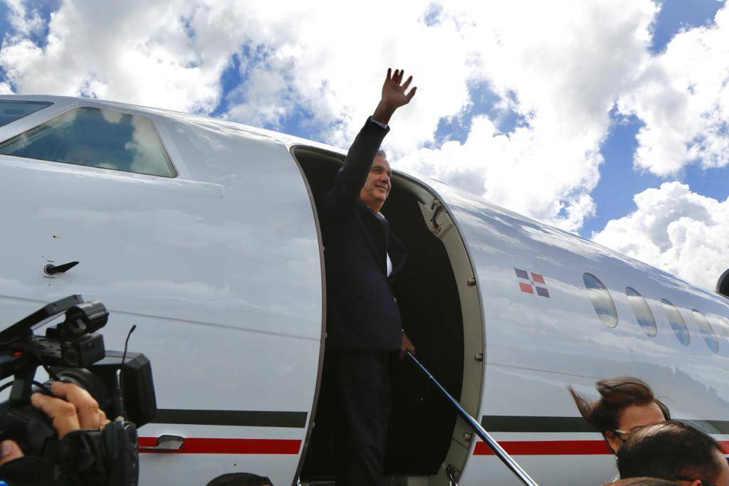 Presidente Luis Abinader sale hacia Argentina y Chile