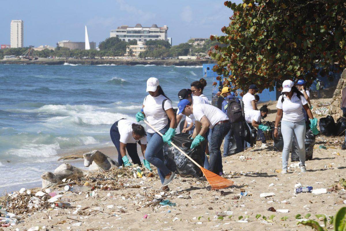 Realizan jornada de limpieza de playas en malecón de Santo Domingo