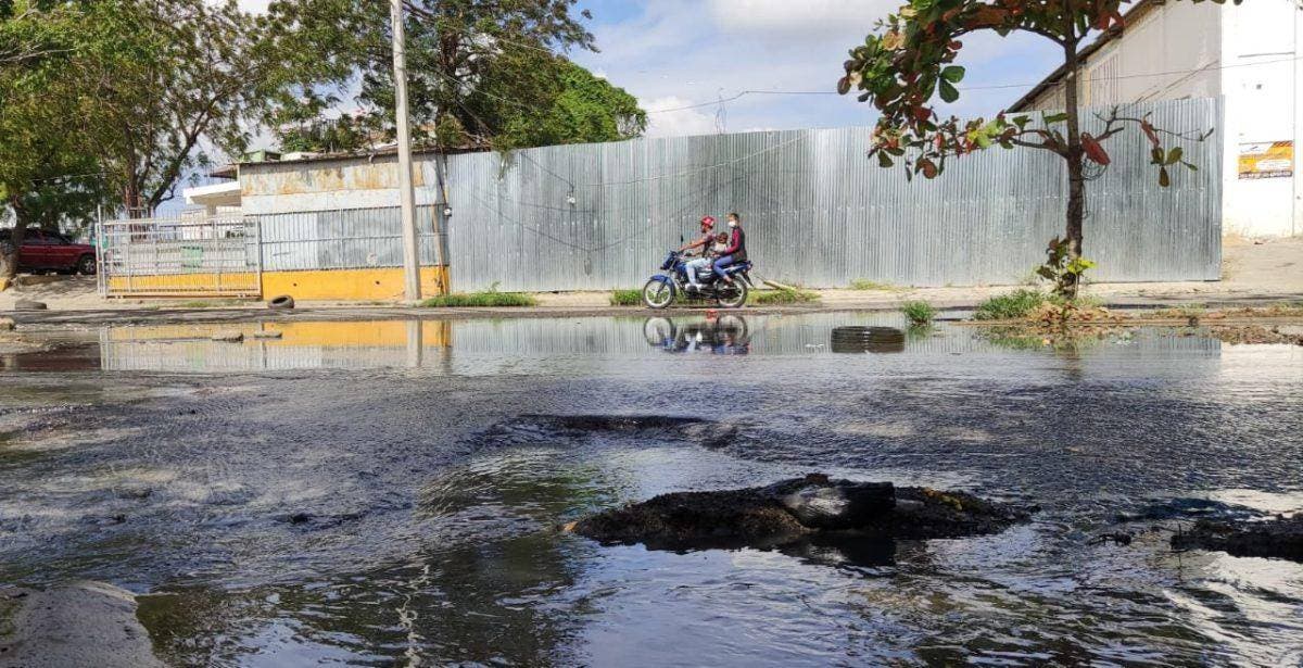Fotos y video: Aguas negras preocupan a moradores de La Rotonda en Santiago