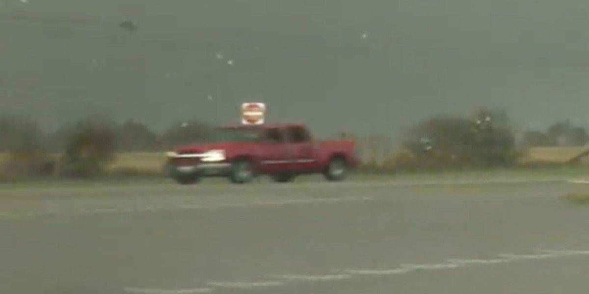 Video: camioneta da vueltas en medio de un tornado en Texas y esto fue lo que sucedió