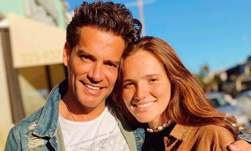 Esposa de actor Cristian de la Fuente informa mejoría de hija tras cirugía