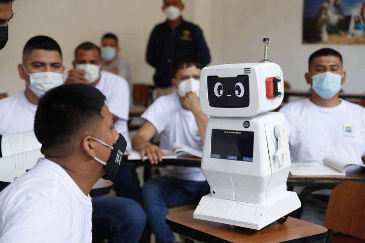 Jovam, un robot entre rejas para educar a los reos de Perú