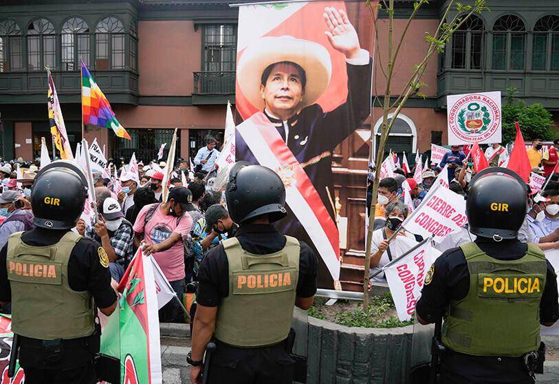 Protestan contra presidente de Perú tras evitar destitución