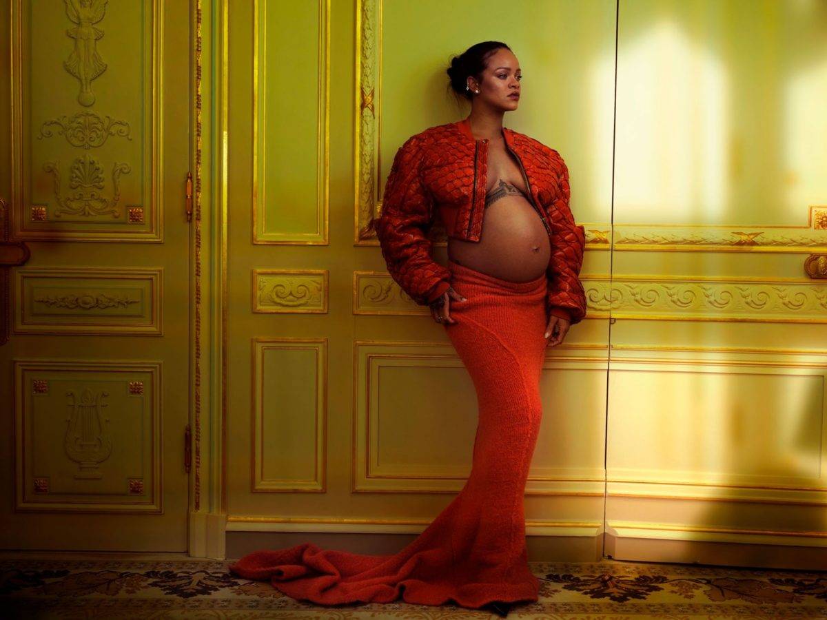 Rihanna lució su embarazo en una deslumbrante producción fotográfica