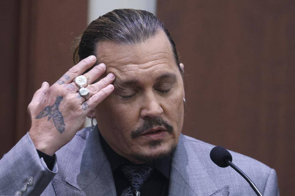 Depp testifica que Heard lo agredió y él nunca le devolvió