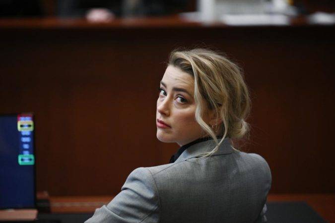 La actriz Amber Heard en la corte de circuito del condado de Fairfax el 12 de abril de 2022 en Fairfax, Virginia.