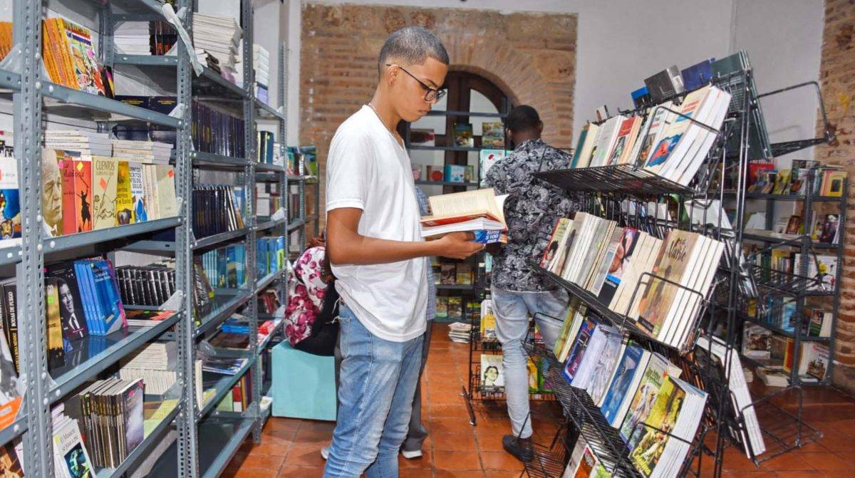 Jóvenes encuentran su espacio en la Feria del Libro