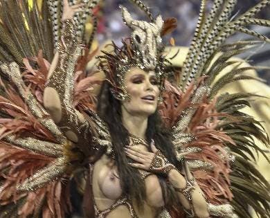 Comparsas agitan Brasil en último día de  Carnaval