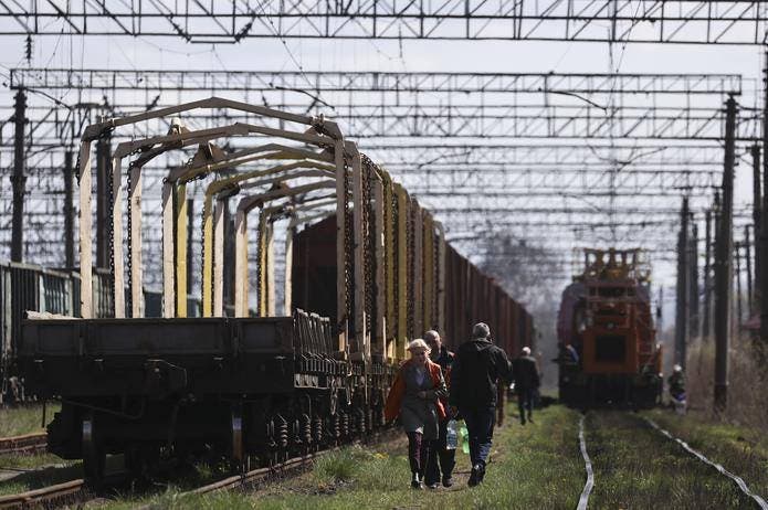 Rusia cesa fuego Mariúpol; pero ataca redes de trenes