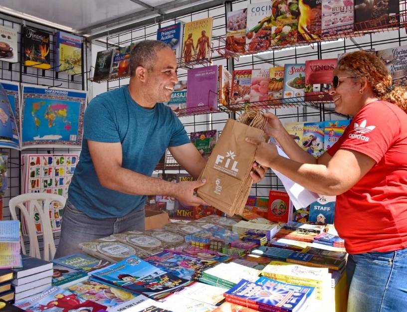 Feria del Libro: Destacan los libros más buscado en las casetas