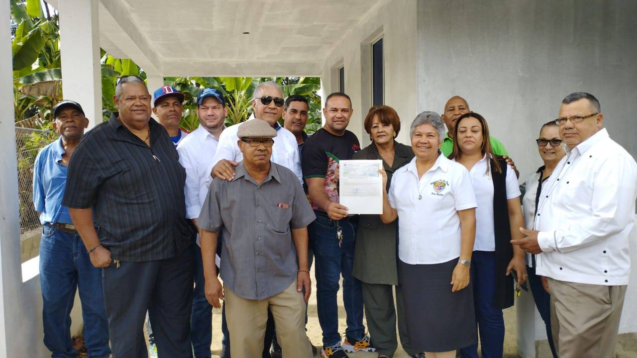 Andrés Bautista entrega recursos para terminación policlínica en la Isleta
