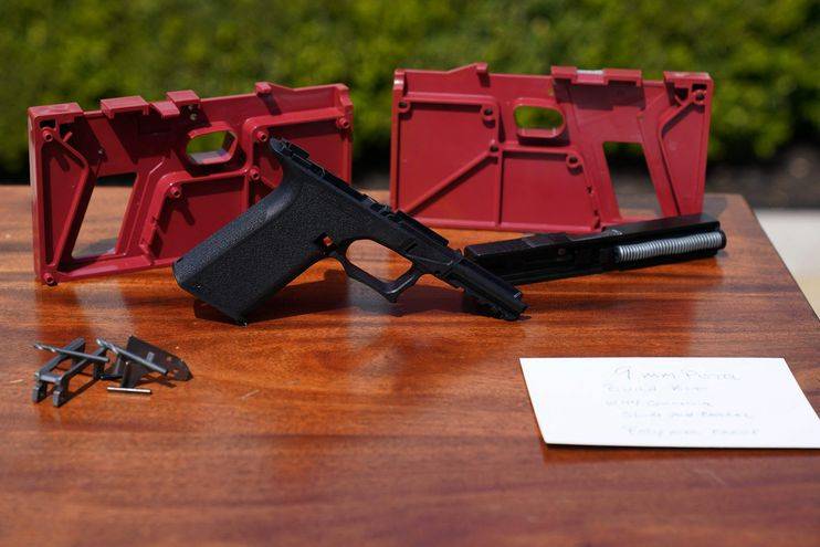 Biden regula armas de fabricación casera para acabar con tiroteos